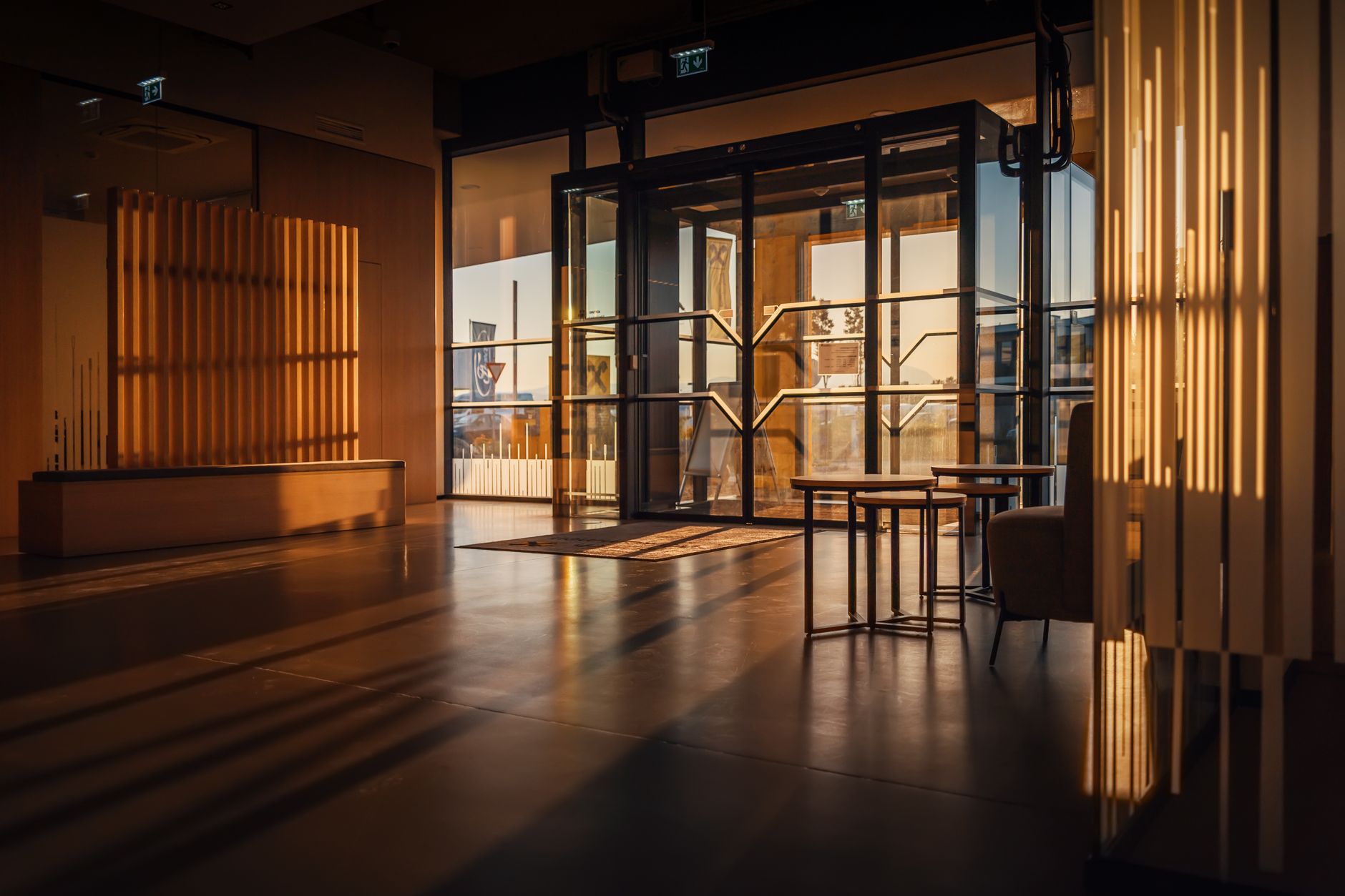 明亮的建築大廳